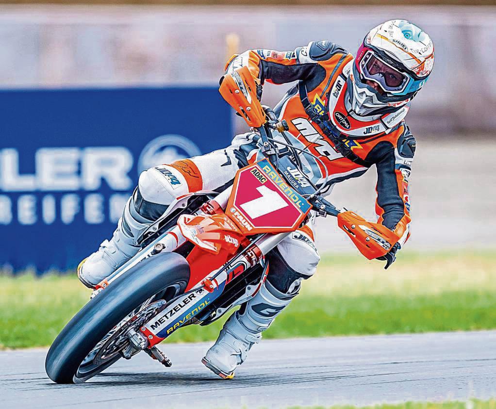 Immer Vollgas: Die große Leidenschaft von Jan Deitenbach aus Geseke ist seit vielen Jahren der Supermoto, ein Mixed aus Motocross und Straßenrennen. Foto: Mazzes Fotomatrix
