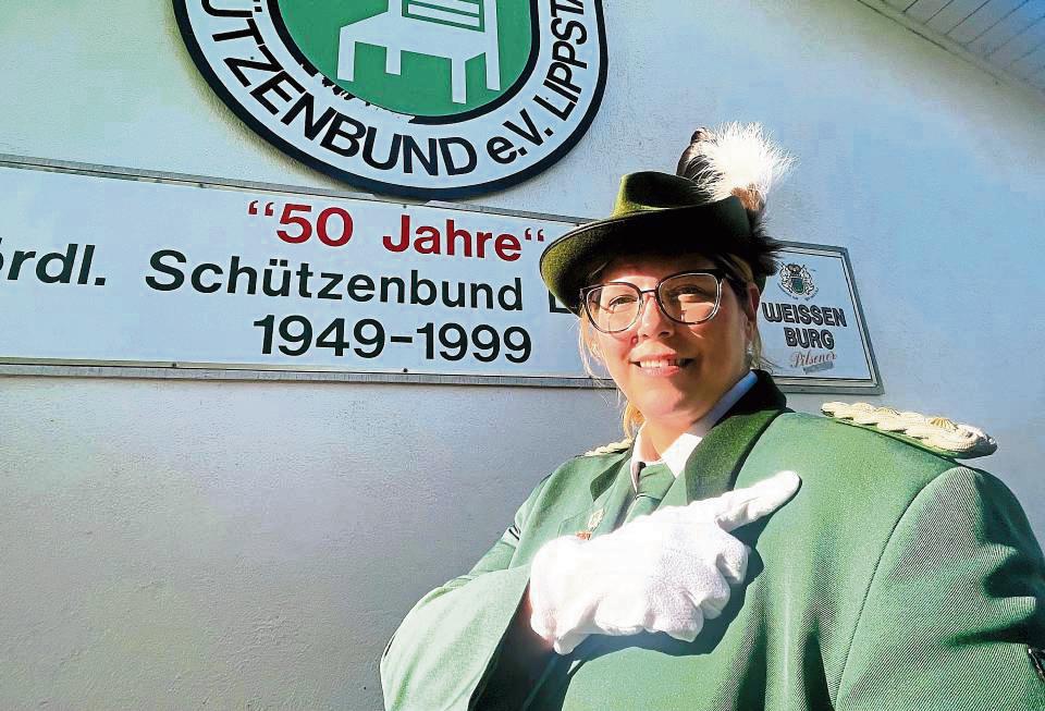 Silbernes Schultergeflecht mit Sternen: Jessica Lanhenke zeigt auf die Schulterklappe, die dem Oberst vorbehalten ist. Nicht ihr erstes Ausrufezeichen. 2016 schoss die 1,83 Meter große Bankkauffrau, die eine Sparkassen-Filiale leitet, den Vogel ab. Foto: Vielberg