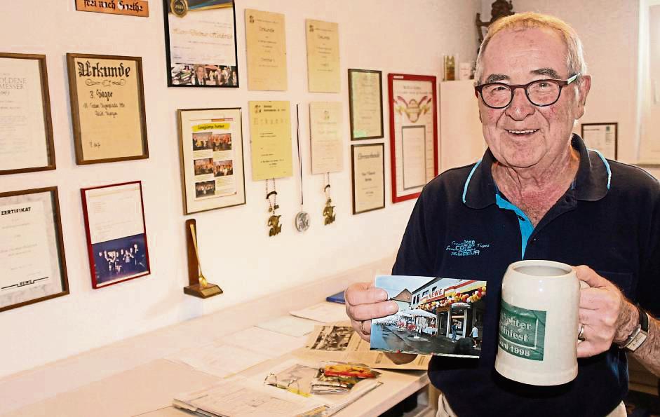 Einen Krug, wie er bei der Eröffnung des ersten Steinfestes zum Einsatz kam, sowie weitere Andenken, hat Steinfest-Veteran Hans-Dietmar Heiderich aufbewahrt. Foto: Osmic