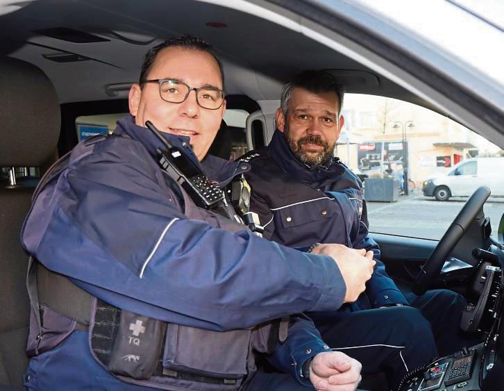 Schlüsselübergabe: Der Geseker Wachleiter Nils Kerkhoff (l.) und Markus Spuhl, Leiter des Leitungsstabs.