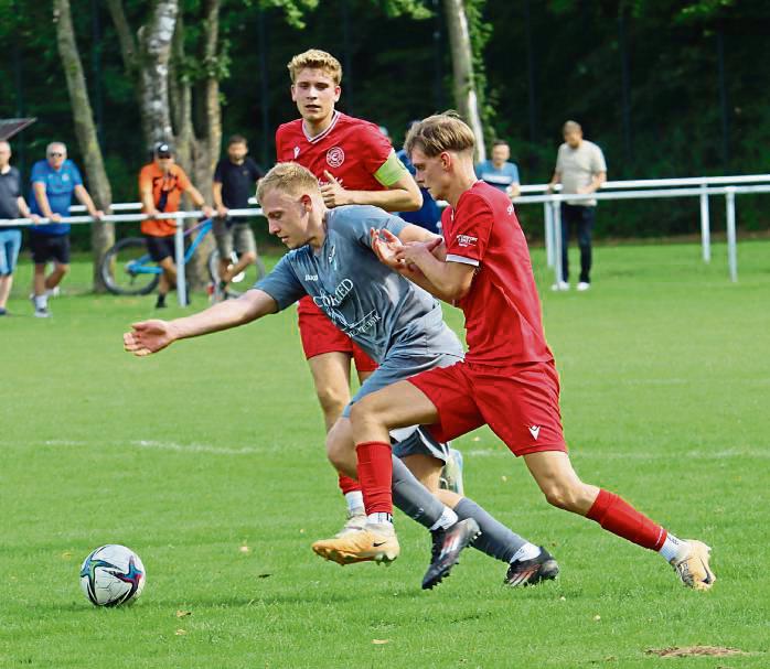 Richtig ins Zeug legen wollen sich die Esbecker (in Rot) als krasser Außenseiter im Pokalduell gegen den Oberligisten SV Lippstadt. Die SG Oestereiden/Effeln/Menzel (in Grau) muss sich gegen den TuS Lipperode gewaltig steigern, will man das Achtelfinale erreichen. Foto: Feichtinger