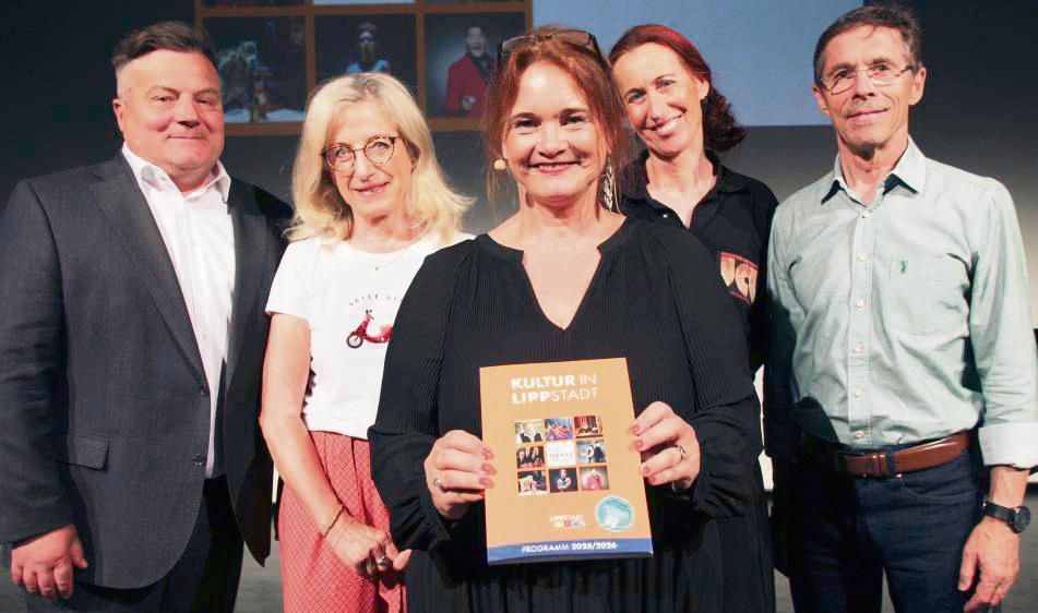 Stellten das Programmheft „Kultur in Lippstadt“ vor (v.l.): Bürgermeister Arne Moritz, Irmgard Thiemeyer (Werner-Bohrer-Kreis), Frauke Kämmerling (KWL), Maria Pöttker (Jazzclub) und Burkhard A. Schmitt (Städtischer Musikverein). Foto: Balzer
