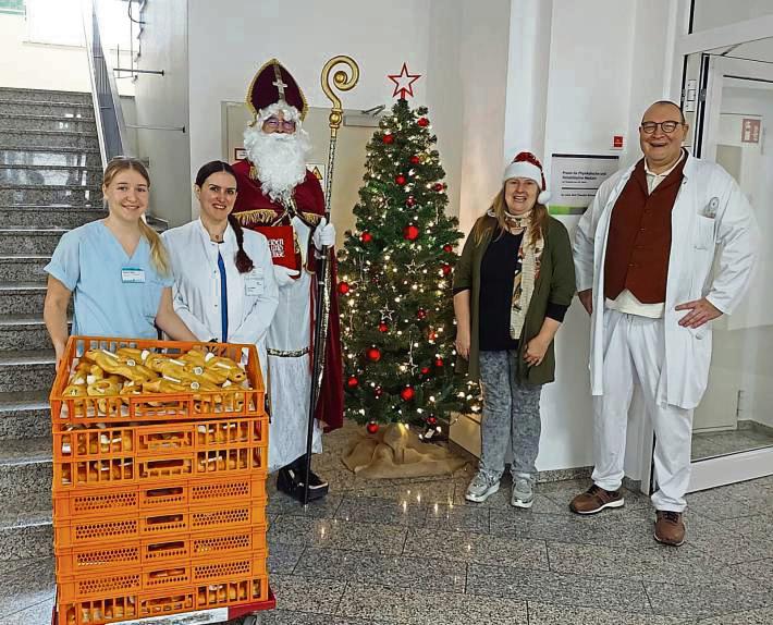 Der Nikolaus war zu Besuch: (v.l.)Hannah Grote, Lina Tabbakh, Bernhard Jüris, Birgit Bosch und Dr. Schraeder