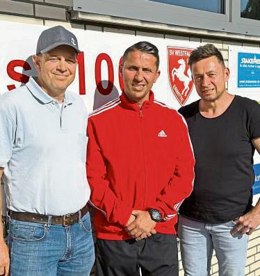 Der 1. Vorsitzende Jan Abelmann (l.) und Geschäftsführer Dirk Heimann (r.) begrüßten den neuen Erwitter Trainer Luigi Brusciano.
