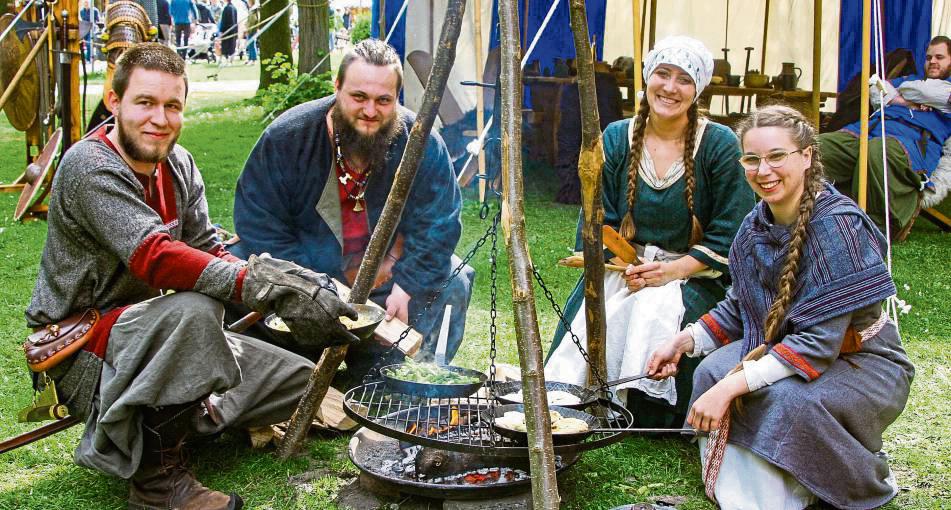 „Die Erben Hoenirs“, nach einem germanischen Gott, nennen sich Philipp Graß, Björn Griesdorn, Hannah Kop und Charlotte Köhler (v.l.). Das Quartett genoss die Mahlzeit unter freiem Himmel. Foto: Wissing