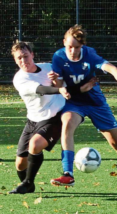 In die heiße Phase geht bei den A-Junioren das Rennen um die Quali-Plätze für die Meisterrunde. Auch BW Lipperbruch (in Blau), am Samstag zu Gast in Erwitte, rechnet sich gute Chancen aus. Foto: Hans Dannhausen