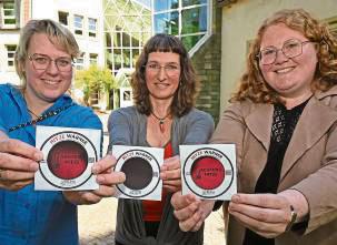 Weisen auf den Hitze-Warner hin (v. l.): Anja Berg und Eva Lüning (Sachgebiet „Energie und Klima“) sowie Katrin Lenze (Kreisgesundheitsamt). Foto: Schulte-Nölle (Kreis Soest)