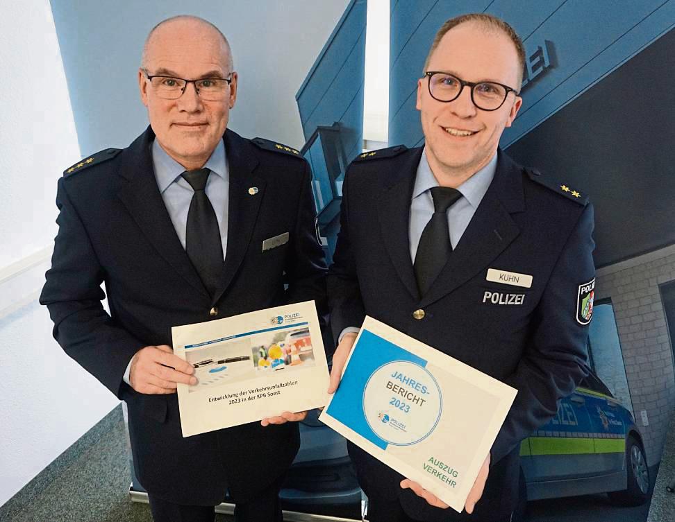 Stellten die Unfallstatistik 2023 vor: Polizeidirektor Thomas Link (l.) und Andreas Kuhn, Leiter der Direktion Verkehr. Foto: Cegelski