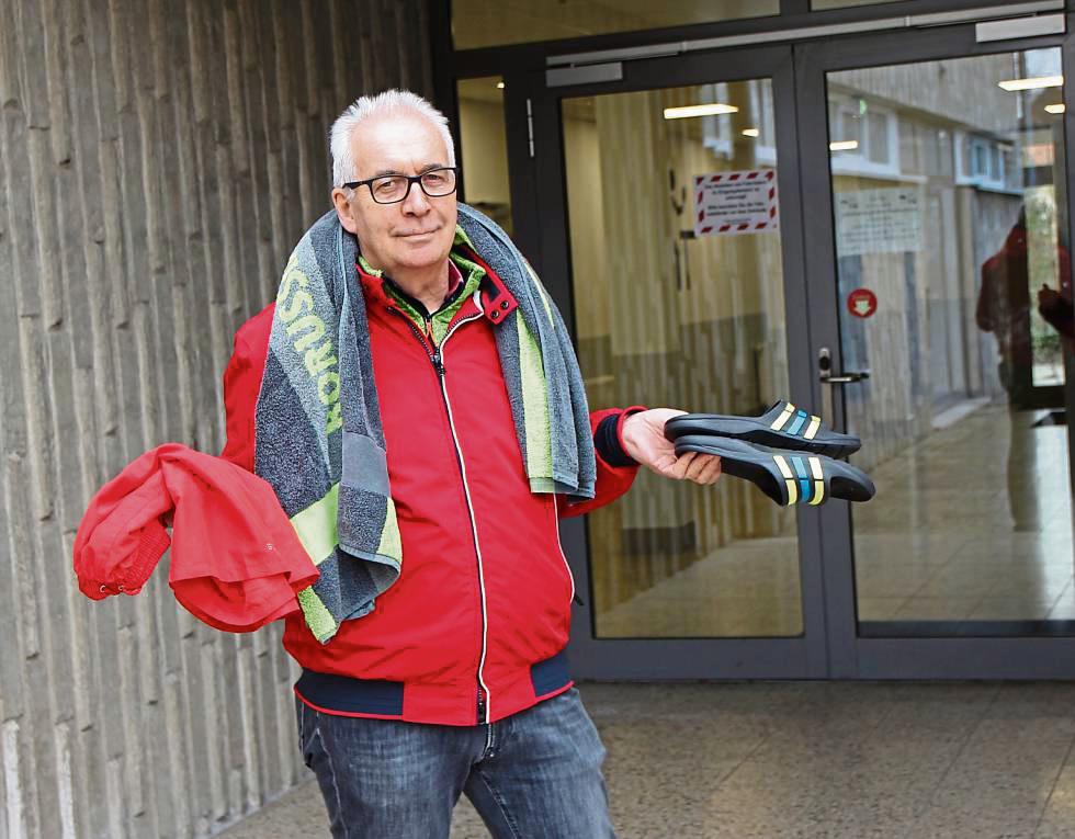 Erich Roß ist begeisterter Schwimmer. Vor dem Lehrschwimmbecken in Bad Westernkotten steht er als Nicht-Vereinsmitglied jedoch vor verschlossenen Türen. Foto: Puls