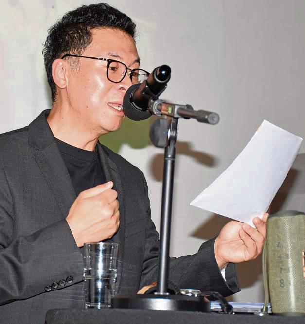Martin Hyun las auf Einladung des Kulturrings und der VHS aus „Gebrauchsanweisung für Nachbarn“. Foto: Georg Giannakis