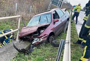 Schwer beschädigt: Der Pkw, der von der A44 abkam. Foto: Feuerwehr Geseke