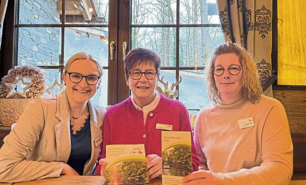 Präsentieren die neue Informationsbroschüre für ehrenamtliche Betreuer, v.l.: Sarah Vedder (Diakonie), Bettina Kalthoff (Stadt Lippstadt) und Anja Balke (SKM).