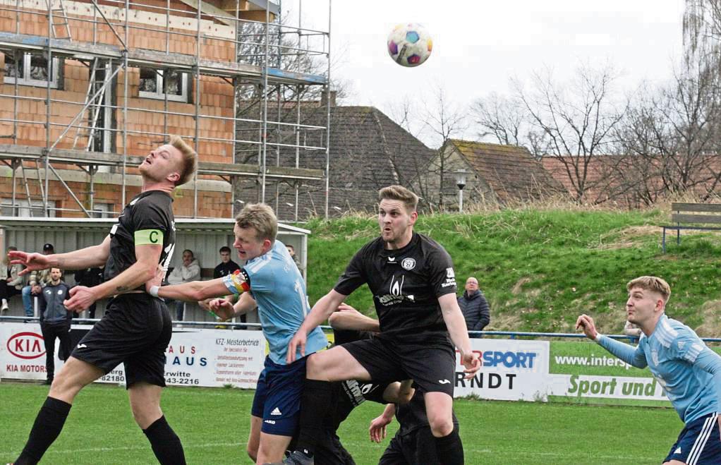 Der FC Mönninghausen (hellblau) will gegen den BV Bad Lippspringe weitere Punkte für den Klassenerhalt sammeln. Beide Teams treffen das erste Mal aufeinander. Foto: Schlink