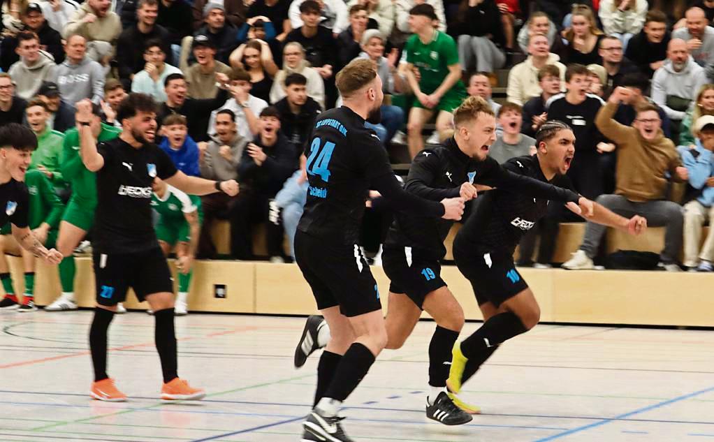Richtig Stimmung war in der Bude, als sich der SC Lippstadt zuletzt in der Jahnsporthalle den Stadtmeistertitel sicherte. Da in Lippstadt aber aktuell keine Halle dieser Größenordnung zu Verfügung steht, und auch die Ausweichhalle in Erwitte kein Thema mehr ist, sagte der Stadtsportverband das traditionelle Turnier für 2025 jetzt ab. Foto: Feichtinger