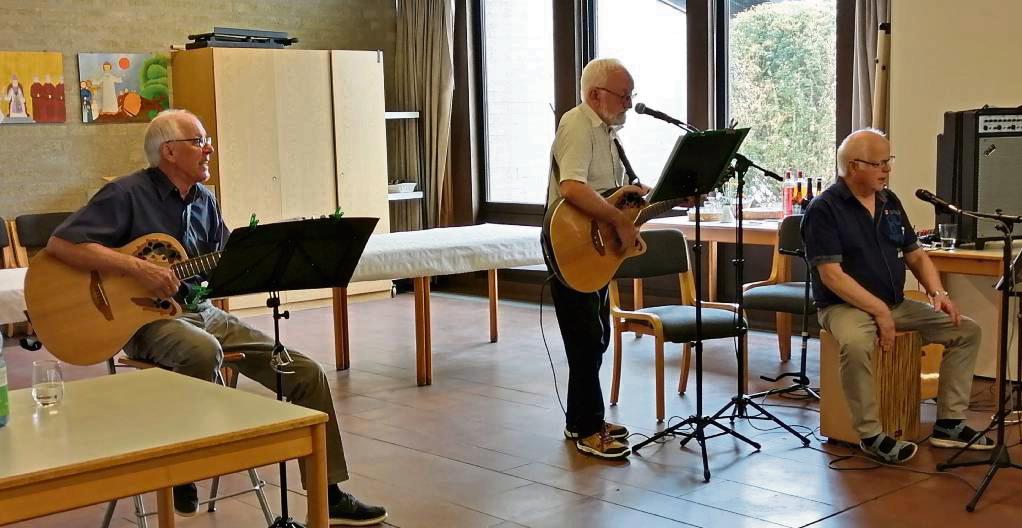 Zum Gitarrenspiel und Gesang präsentierten die Joseph-Saiten unter anderem Lieder von Peter Alexander, Reinhard Mey sowie bekannte Wander- und Fahrtenlieder.