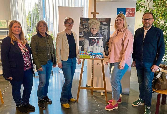 Die Bilder der Hospiz-Initiative sind ab sofort im Anröchter Rathaus zu sehen. Darüber freuen sich (v.l.) Alexandra Falkenau, Manon von Ikier-Hoppe, Karina Böthel, Katharina Guderjan und Alfred Schmidt. Foto: Nicola Gerwin