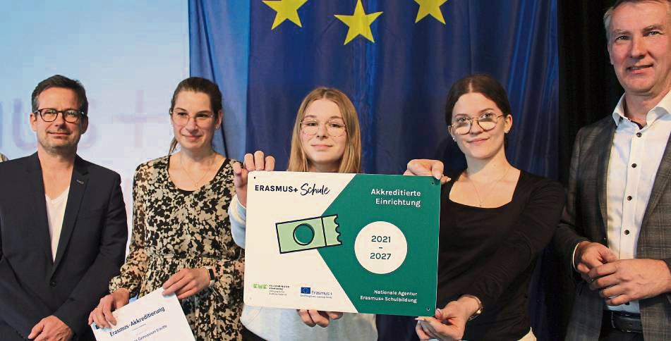 Die Schülersprecherinnen zeigen das neue Erasmus-Schild (v.l.): Kai Hoffmann, Julia Engelbracht, Elisa Otholt, Marlene Albert und Schulleiter Klaus Grothe. Foto: Mintert