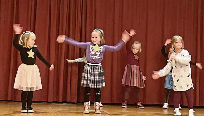 Die Kinder des Kindergartens St. Barbara Langeneicke zeigten zwei Tänze beim „Goldenen Herbst“.