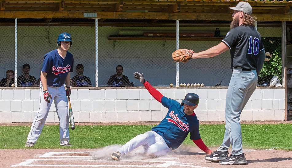 Die Baseballer des SC Lippstadt, die Ochmoneks (in Blau), ließen im Heimspiel gegen die Bochum Barflies nichts anbrennen. Am Ende stand ein klares 16:1 zu Buche.