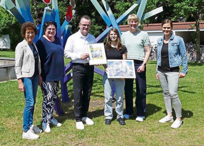 Helen Vollmer (3.v.r.) hat beim Bundeswettbewerb „jugend creativ“ einen 4. Preis erhalten. Dazu gratulierten ihr Mario Deimel (3.v.l.) und Claudia Heiermann (2.v.l.) von der Volksbank Beckum-Lippstadt sowie von der Marienschule Schulleiterin Ute van der Wal (2.v.r), Marie Authmann (r.) und Gaby Ibing-Heinemann (l.).