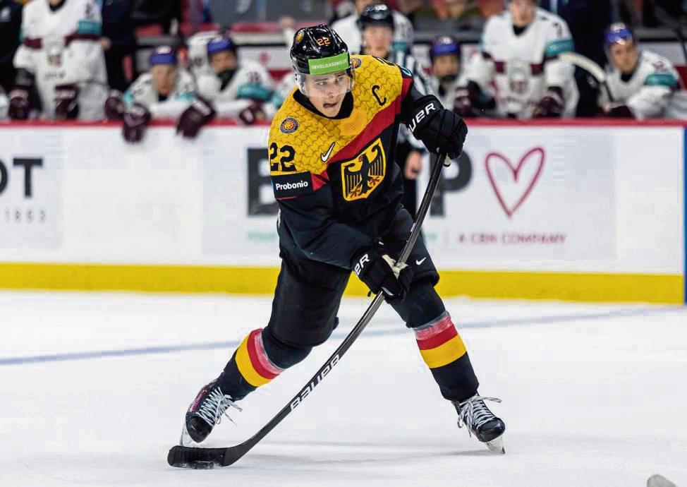 Der Lippstädter Eishockey-Profi Edwin Tropmann in Aktion: Bei der U20-Weltmeisterschaft in Kanada hatte der Kapitän großen Anteil daran, dass Deutschland im letzten Moment den Klassenerhalt schaffte. Beim 4:3 gegen Kasachstan schoss er ein Tor und gab einen Assist.