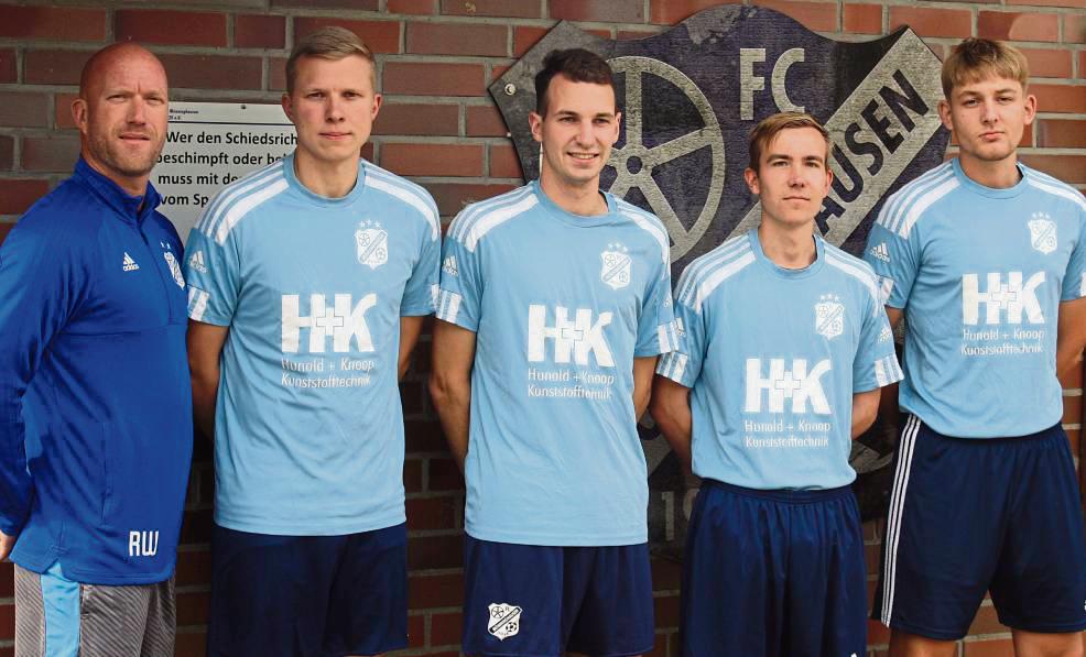 FCM-Trainer René Wessels (l.) begrüßte Finn Grimme, Marvin Schmücker, Felix Dröge und Niklas Klebolte (v.r.) zum Mönninghäuser Start in die Saisonvorbereitung. Foto: Schlink