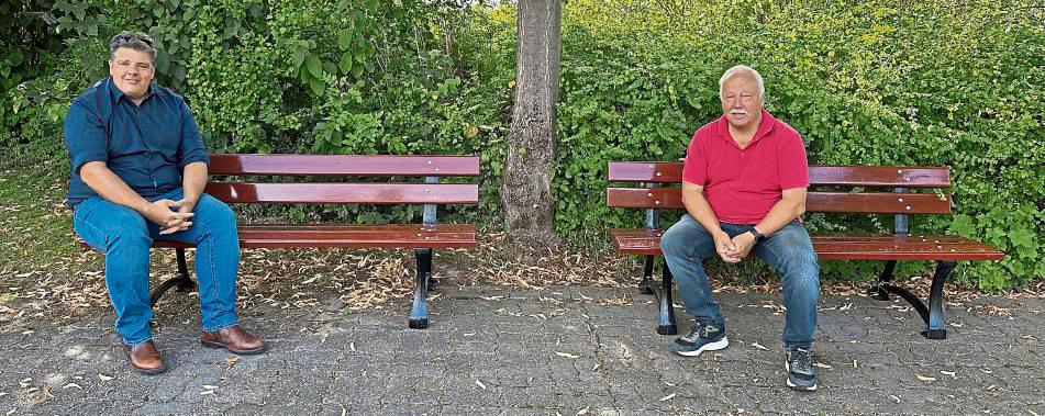 Statt Wahlwerbung stiften sie neue Bänke: Matthias Aust (l.) und Dr. Hermann Burg.