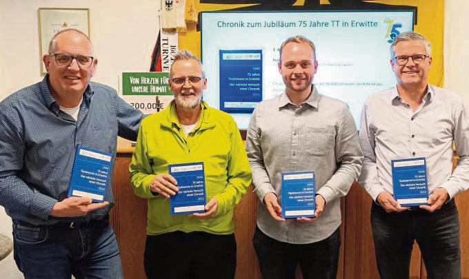 Die Chronik zum Jubiläum präsentieren (v.l.) Andreas Jarmatz, Johannes Plassmann, Fabian Jesse und Andreas Thiel von der Tischtennis-Abteilung der DJK Arminia Erwitte.