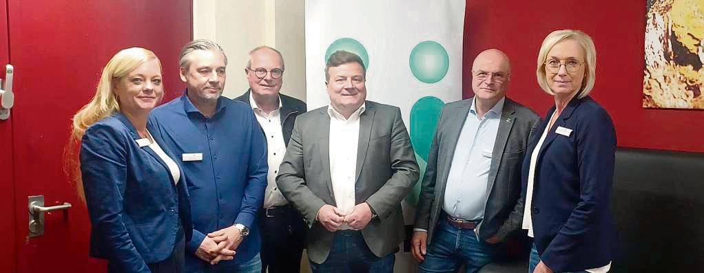 Das Ini-Leitungsteam mit (v.l.) Sonja Böhme, Dirk Frenz, Reinhard Venjakob, Andreas Knapp und Petra Sellerberg stellte Bürgermeister Arne Moritz (3.v.r.) bei dessen Besuch im Schulungszentrum auch die 40-jährige Geschichte der Ini und die vielfältigen Aufgaben vor.