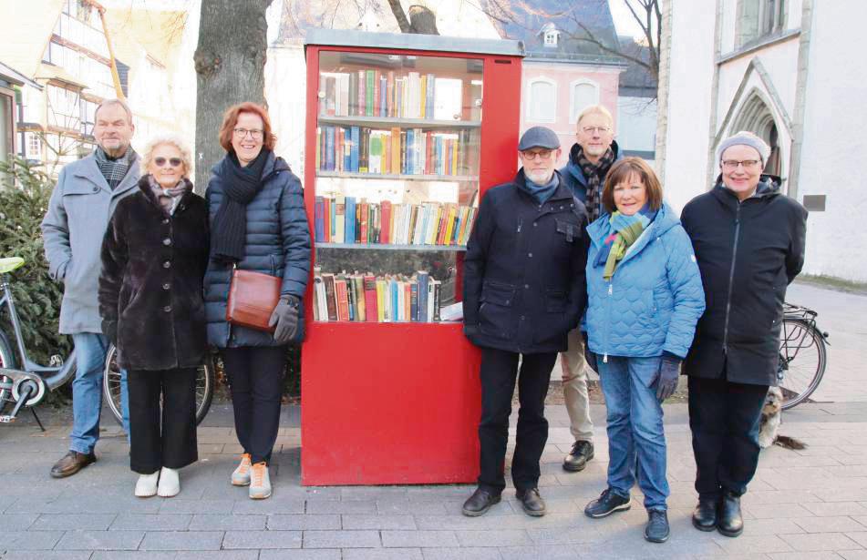 Das offene Bücherregal an der Lippstädter Jakobikirche ist bei Bürgern und den sechs ehrenamtlichen Betreuern sehr beliebt. Frank Osinski (3.v.r.) freut das. Foto: Meschede