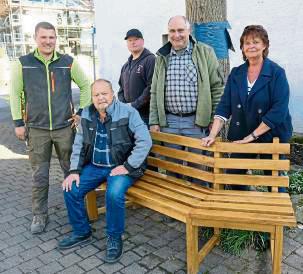 Die Bank an der St.-Johannes-Kirche wird fröhlich genutzt. Foto: Kloer