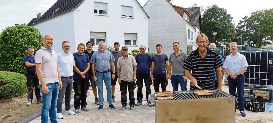 Der Ortsvorsteher schmiss für die Bauarbeiter Würstchen auf den Grill. Foto: Dietz