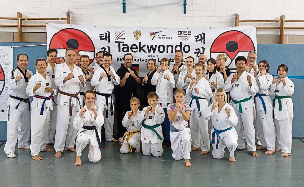 Beim Taekwondo Defense-Lehrgang des JSV Lippstadt wurden den Sportlern und Sportlerinnen grundlegende Blöcke, Schläge und Bewegungsmuster vermittelt.