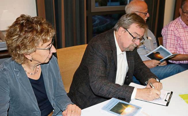 Mit ihrer Unterschrift, hier Ralf Hein (Geschäftsführer des Kirchenvorstandes Altengeseke), bestätigten die Vertreter der Kirchenvorstände und Pfarrgemeinderäte die neue Pastoralvereinbarung für den Pastoralen Raum Anröchte-Rüthen.