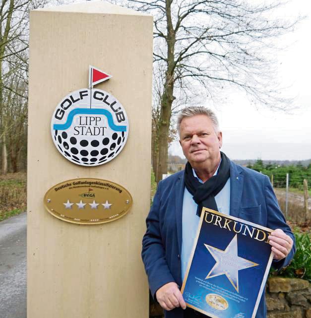 Peter Kurka, Geschäftsführer des Golfclubs Lippstadt, präsentiert stolz die Urkunde, die der Bundesverband Golfanlagen überreicht hat. Die Lippstädter sind im bundesweiten Ranking in den „Top 10“ gelandet.