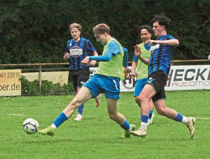 Als Favorit geht der SC Lippstadt (mit Leibchen) ins Heimspiel gegen die JSG Hörste-Garfeln. Die JSG Ehringhausen (in Blau-Schwarz) ist in Overhagen zu Gast. Foto: Dannhausen