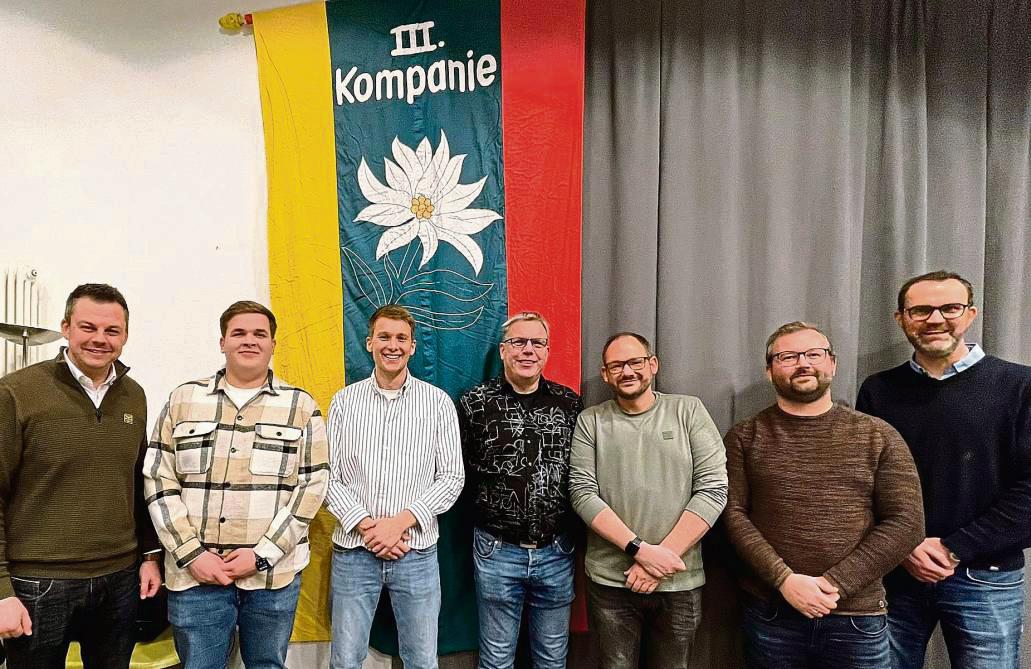 Unser Bild zeigt Hauptmann Frank Schliemann (r.) mit seinen zum Teil neu gewählten Offizieren der dritten Kompanie (v.l.): Peter Albers-Kleine (Oberleutnant), Niko Henke (Deputierter), Alexander Rixen (Fahnenbegleitoffizier), Lars Walz (Fähnrich), Jan Hempelmann (Leutnant), Patrick Walter (Fähnrich).