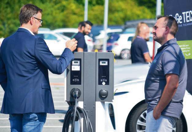 Beim südwestfälischen Mobilitätstag in Belecke informierte die Firma Regetech (Bad Sassendorf) über Ladesäulen- und Photovoltaik-Lösungen. Foto: Lange