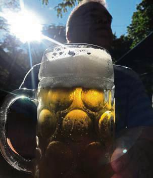 Eine Maß im Münchener Biergarten: Das Sommerglück von Reinhard Barkey.