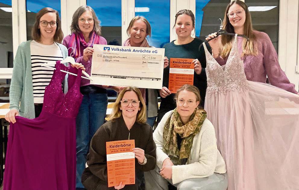 Zwischen Tüll und Spendenschecks: Stephanie Kößmeier, Sabine Schlüter-Laupert, Marina Mertens, Miriam Dahlhoff, Lea Wieneke (oben v.l.), Martina Sure und Vera Sellmann (unten v.l.) organisieren die Kleiderbörse. Foto: Wibke Bußmann