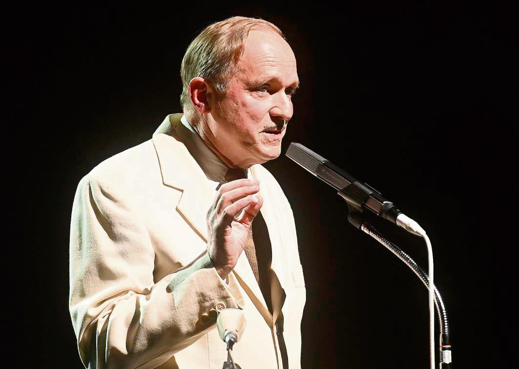 Gott schuf ihn nach seinem Ebenbild. Das behauptet zumindest die Intro-Stimme aus dem Off über Ulrich Tukur. Und wer könnte ernsthaft daran zweifeln? Fotos: Dieter Tuschen