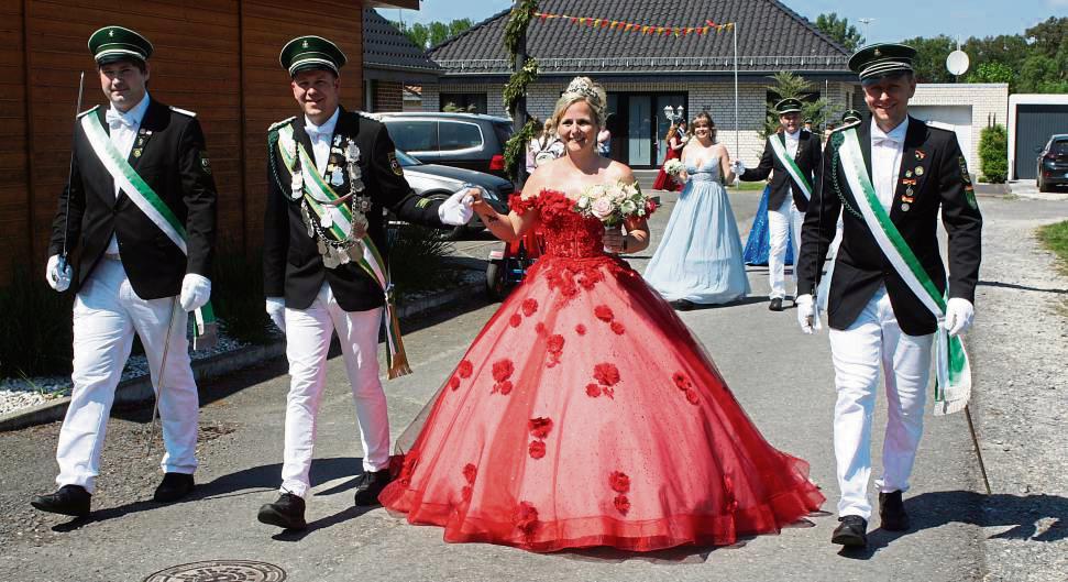 Alle Blicke zogen beim Festzug die amtierenden Regenten Jens und Katja Niermann auf sich.
