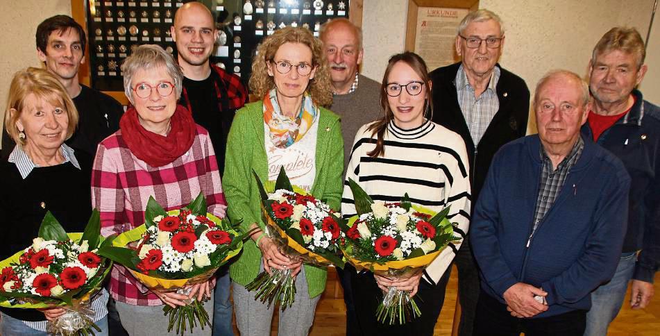 Jubilare des TV Kallenhardt, die auf der Hauptversammlung geehrt wurden (v.v.l.): Ilona Finger (50 Jahre), Monika Schmitz (25), Erika Teipel-Westermann (40), Anna-Lena Padberg (25) und Heinz Finger (60); (h.v.l.): Tobias Arens (25), Dominik Gerwiner (25), Hans-Josef Mekus (50), Franz-Josef Menzel (60) und Rainer Geesmann (60). Foto: Heinke