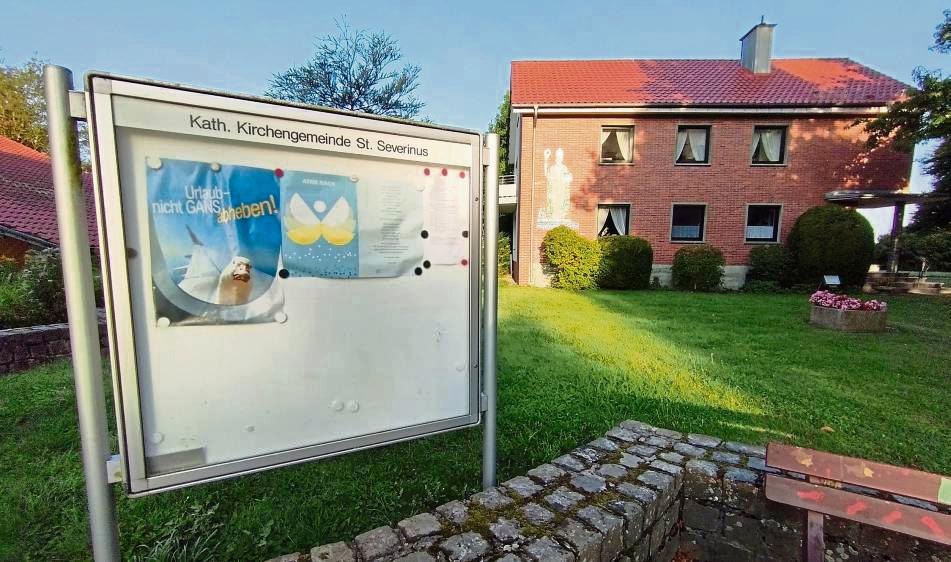 Bild mit Symbolcharakter: Die Sonne wirft einen Schein auf den Heiligen Severin am Pfarrhaus in Esbeck, das Pfarrbüro im Inneren fristet indes ein Schattendasein. Foto: Niggenaber