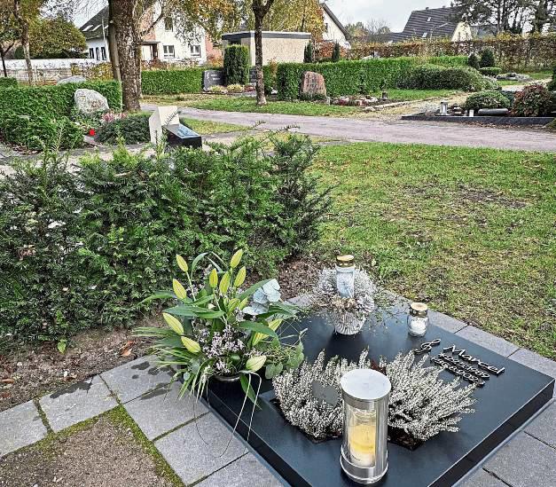 Grabschmuck haben Unbekannte von diesem Grab auf dem Friedhof in Lipperode gestohlen. Foto: Cegelski