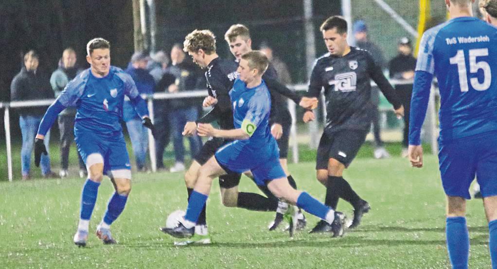 Ein echtes Derbyspektakel sahen die 560 Zuschauer in Liesborn, das die Gastgeber (in Schwarz) am Ende gegen den TuS Wadersloh (in Blau) mit 6:2 gewannen. Foto: Wiegand