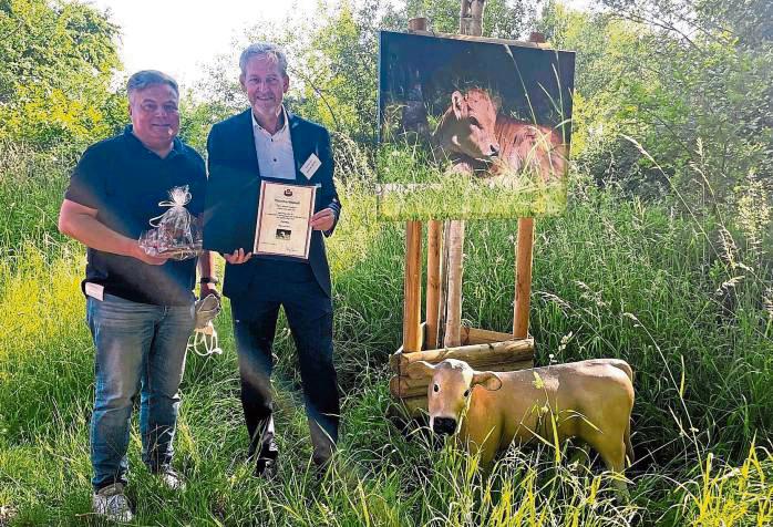 Bürgermeister unter sich: Arne Moritz (l.) überreicht seinem Maashorster Amtskollegen van der Pas die Paten-Urkunde.