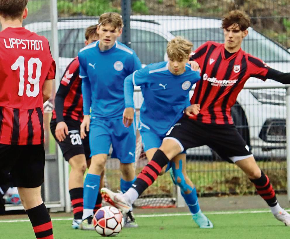 Die Quittung für eine insgesamt schwache Vorstellung erhielten die B-Junioren des SV (in Schwarz-Rot), die auf eigenem Platz Hombruch mit 0:2 unterlagen. Fotos: Feichtinger