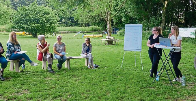 Nahmen sich Zeit für die Fragen der Hundebesitzer: die Trainerinnen Stella Soares (r.) und Saskia Latta. Foto: Bsdurek