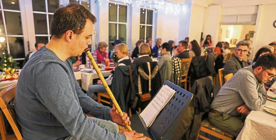 Samet Ölmez aus Schmallenberg begeisterte mit melancholischer Musik auf der orientalischen Längsflöte „Ney“ die rund 50 Gäste. Foto: Laame